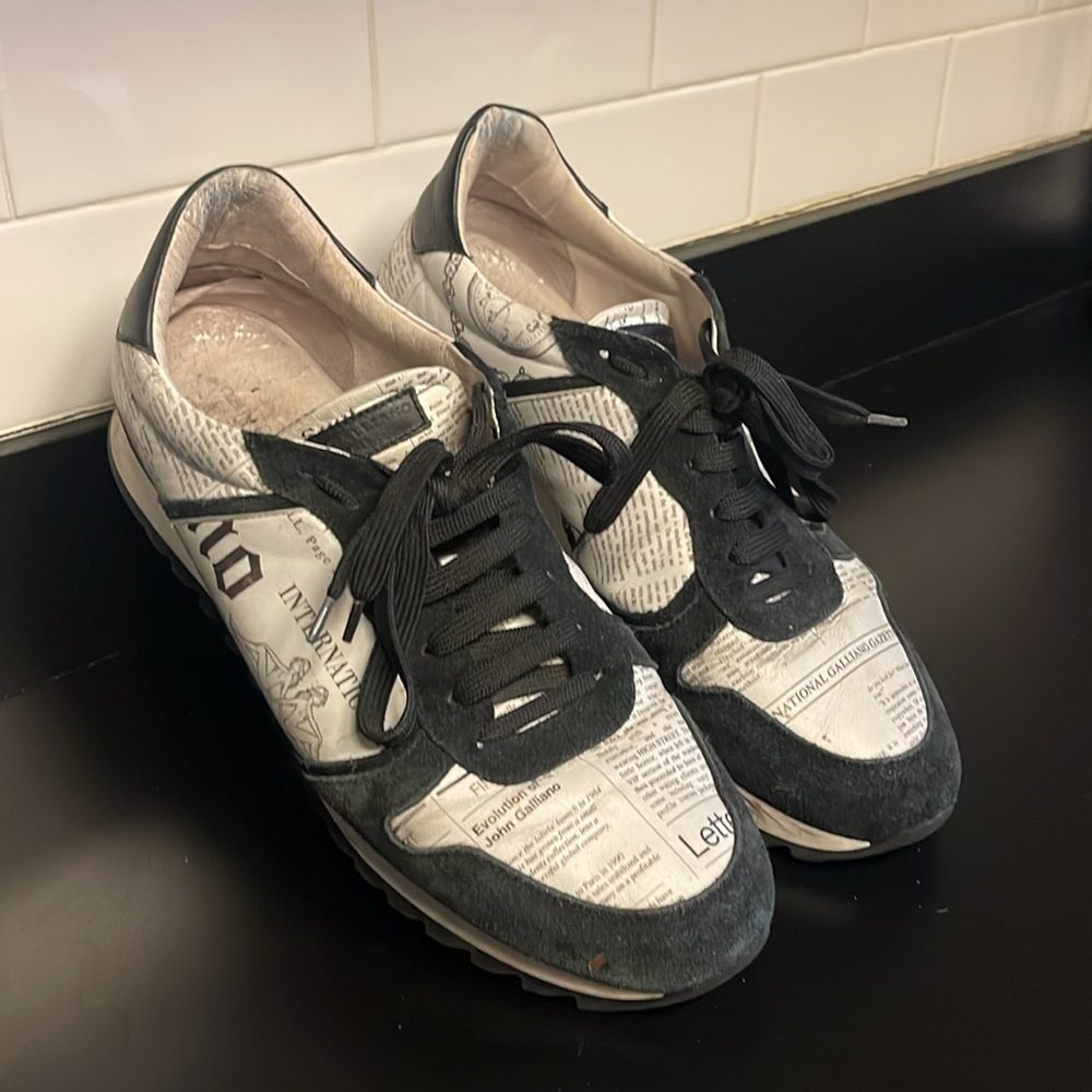JOHN GALLIANO
Gazette Leather Runners - Picture 7 of 8